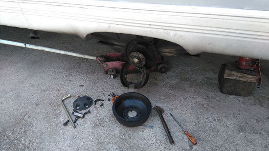 Bremstrommel runter, neuer Bremszylinder rauf.