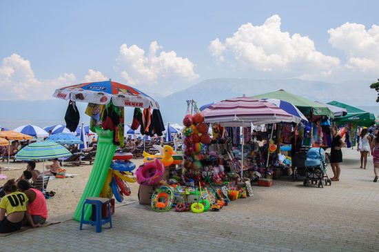 Am Strand von Pogradec, einkaufen kann man hier wie am Kirtag.