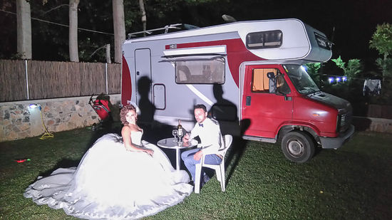 Dasselbe Hochzeitspaar wie vorhin im Drilonpark macht hier noch ein Foto mit unserem Wohnmobil.