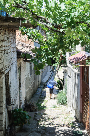 Kleine Gassen führen die Häuserzeilen entlang zum See hinunter.