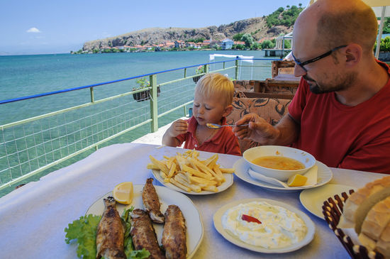 Ein letztes Mal Fisch am Ohridsee.