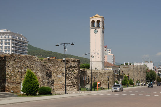 Die Stadtmauern und der Uhrturm von Elbasan.