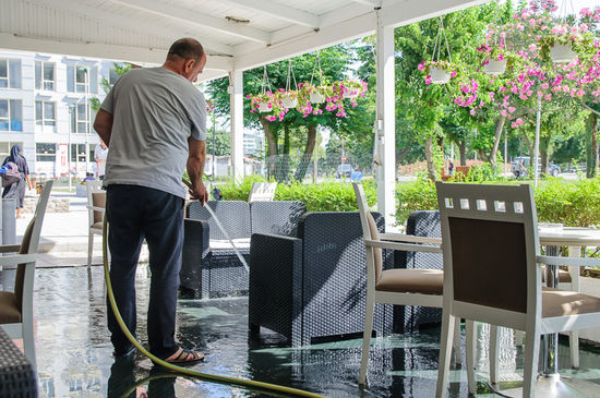 Hier wird der Teppichboden des Lokals mit Unmengen Wasser gereinigt. In Albanien wird ganz allgemein sehr viel Wasser in ähnlichen Formen verschwendet.