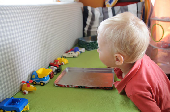 Georg parkt alle seine Autos und Flugzeuge in Reih und Glied.