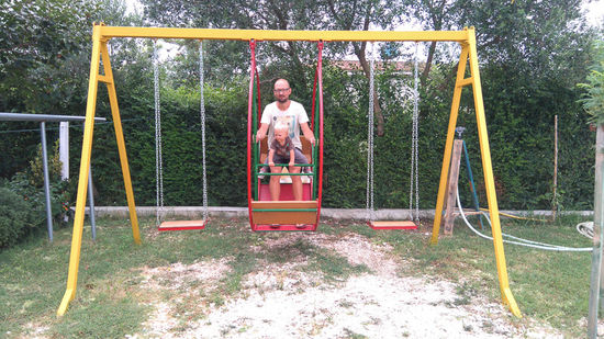 Schaukeln, was sonst. Hier gibt es eine, wo man sogar mitschaukeln kann.