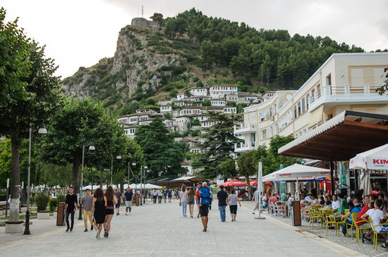 Erster Rundgang durch Berat am Abend, man sieht von der Fussgängerzone schön auf die Festung und den Stadtteil Mangalem.