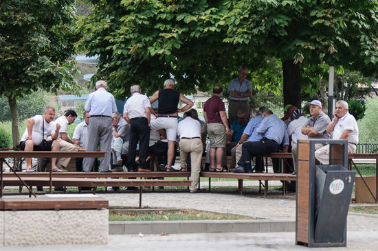 Hier wird Domino gespielt, ein Bild, das man überall in Albanien sieht.