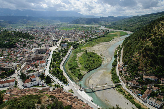 Und hier Richtung Osten auf die Neustadt. Das Gebäude in der Mitte, das aussieht wie das weisse Haus, ist die Universität.