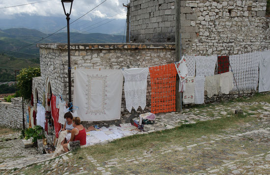 Als Souvenirs werden vor allem gestickte Decken angeboten, teilweise direkt aus der Haustür raus.
