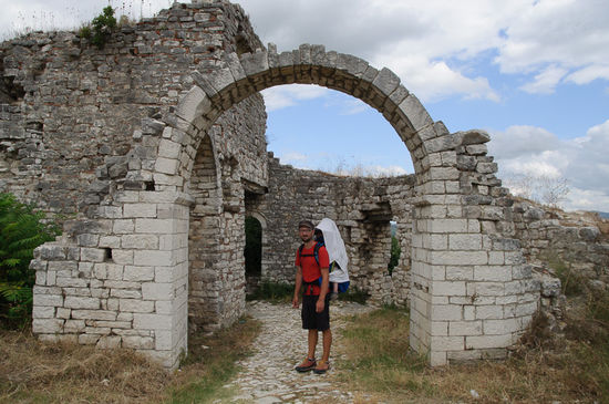 Vom Eingangsbogen zur Burg ist nicht mehr viel übrig.