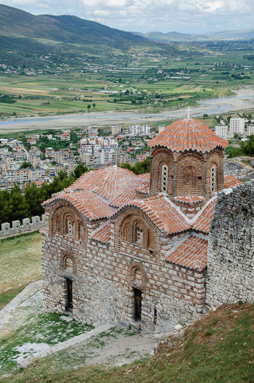 Die Kirche der heiligen Dreifaltigkeit, dahinter der Osum.