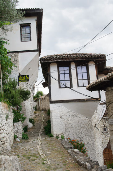 In Mangalem stehen die Häuser auf der steilen Bergflanke, eine Häuserreihe ist praktisch ein Geschoss höher als die Reihe darunter.