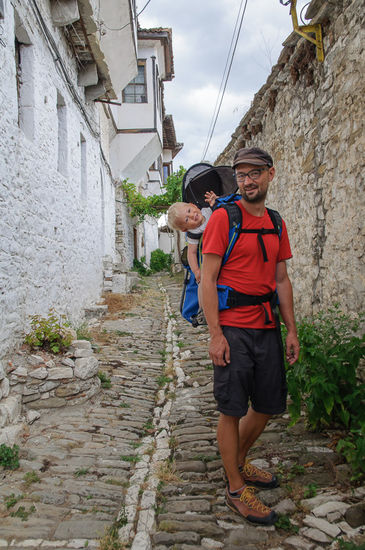 Flanieren durch die steilen Gassen ist recht lustig, vor allem wenn man in einem Rucksack getragen wird.