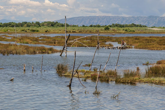 Hier wartet ein Fischer in der Lagune Patok auf seinen Fang