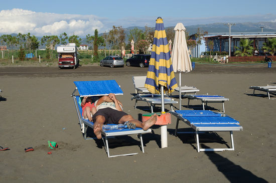 Wir machen es uns auf einer Strandliege gemütlich.