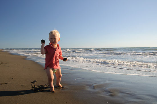 Georg spielt im Sand.
