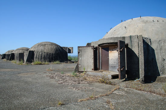 Die "Paradebunker" von Enver Hoxer In Tale. Sie sind ziemlich gross und unterirdisch mit Tunneln miteinander verbunden.