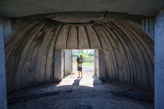Wir schauen sie nur von aussen an. Eine Tür nach vorne, eine nach hinten, und innen ganz schön hoch.