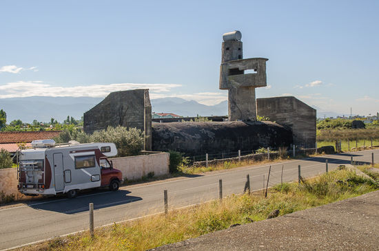 Der Bunker auf der anderen Strassenseite, mit dem seltsamen Turm, wird mittlerweile als Schweinestall verwendet.