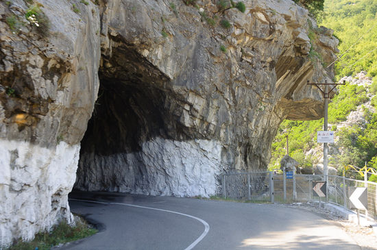 Aber davor fahren wir noch durch einen engen unbeleuchteten Tunnel.