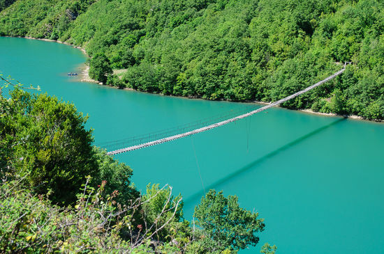 An einer Stelle führt eine abenteuerliche Brücke auf die andere Seite.