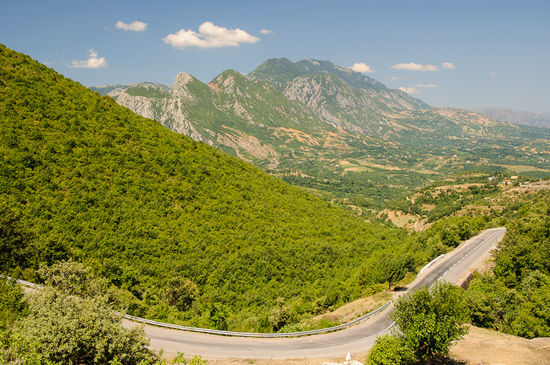 Von Klos führt die Strasse in Serpentinen in die Berge hoch.