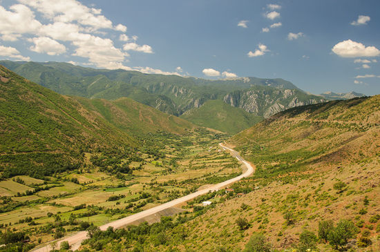 Nach einem Pass sieht man das erste Mal die Trasse für die neue Strasse nach Tirana.