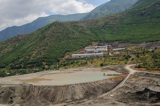 Eine Bergbauregion. Sie ist eine der ärmsten Gegenden in Albanien mit hoher Arbeitslosigkeit.