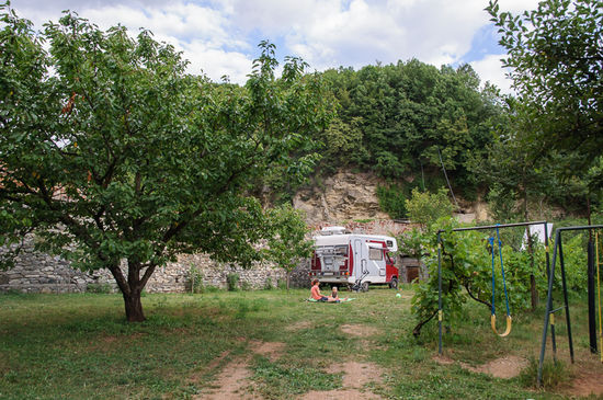 Am Campingplatz der Familie Kapxhiu steht man mit dem Auto mitten im Wein- und Obstgarten.