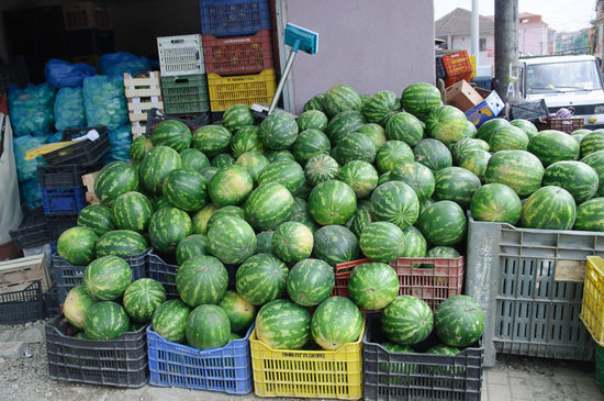 Und dann die Lebensmittel. Melonen sind gerade in Saison, und riesengross.