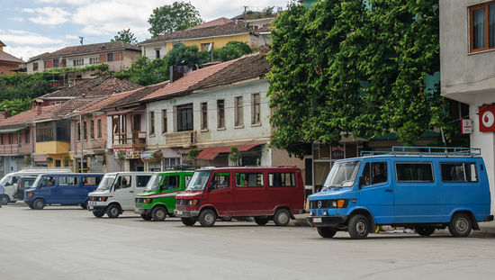 Der Busbahnhof von Peshkopi. Mercedesbusse erkennt Georg schon an den Sternen.