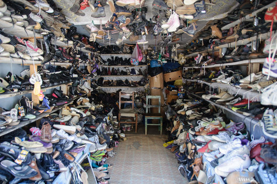 Schuhe. Links, rechts, oben, unten, einfach überall.