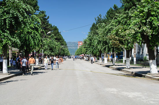 Die Allee der Linden, eine Fussgängerzone an der sich Bars, Cafes und Büros aneinander reihen.