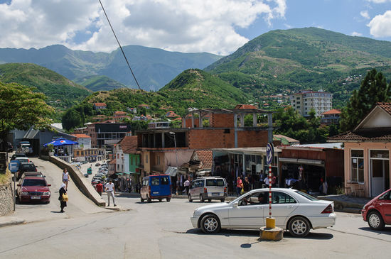An der Hauptstrasse von Peshkopi ...