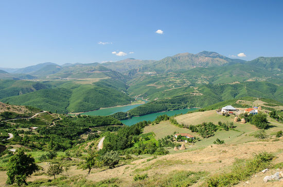 Hügellandschaft mit dem Drin-Stausee