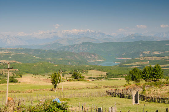 Im Hintergrund tauchen schon die albanischen Alpen auf, vorne nochmal der Drin-Stausee.
