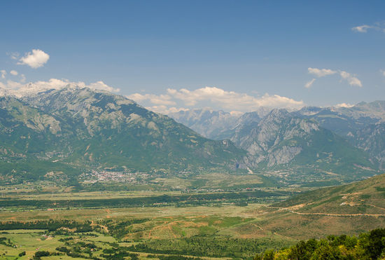 Die albanischen Alpen. Am Fuss der Berge liegt Bajram Curri, das Tal in der rechten Bildhälfte ist das Valbonatal.