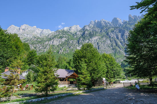 Das Hotel Rilindja mit Campingplatz ist umgeben von imposanten Bergketten.