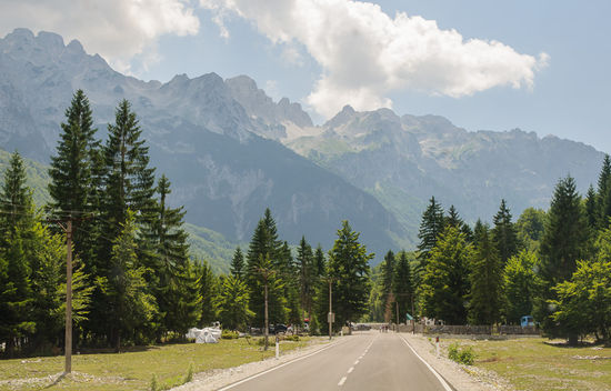 Die letzten Meter der neu asphaltierten Strasse im Valbonatal. Danach geht es noch ungefähr 3 Kilometer im Schotter des Flussbettes dahin, dann ist Ende Gelände.
