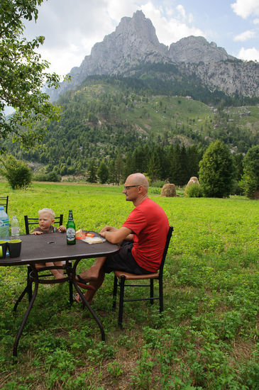 Nach einer Kaffee- und Bierpause mit grandioser Aussicht machen wir einen kleinen Spaziergang.