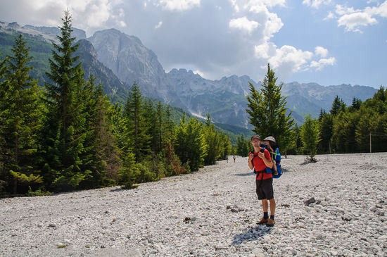 Am Start der Wanderung gehen wir durch das rießige Flussbett.