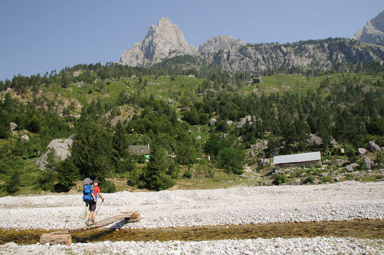 Im Moment führt die Valbona aber sehr wenig Wasser, und man kann sie auf kleinen Holzbrücken problemlos überqueren.