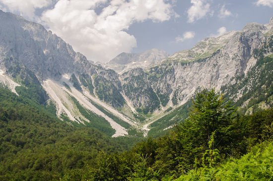 Hinten siegt man den Jezerca, den höchsten Berg, der vollständig in Albanien liegt.