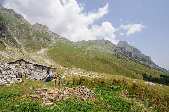 Bei der Alm Buni i Brahimit, eine kleine Hütte in einer kleinen Geländemulde.