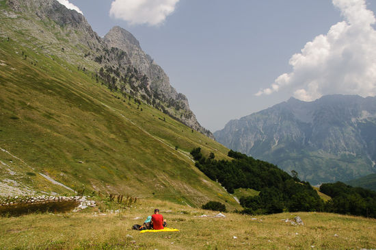 Unser Rastplatz für die Mittagsjause. Wir geniessen die Einsamkeit aber es ist ziemlich heiß und so machen wir uns bald wieder auf den Rückweg