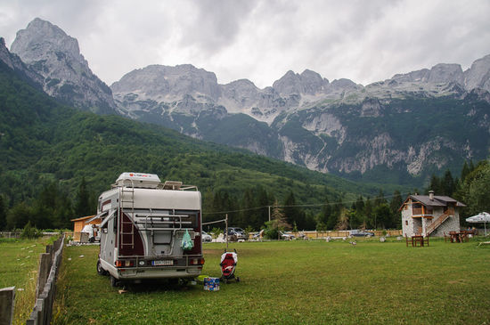 Unser dritter Campingplatz im Valbonatal. Die Aussicht ist gigantisch.