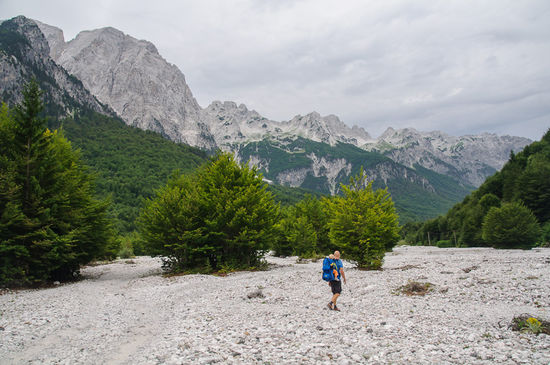 Die letzten drei Kilometer geht man entlang des Schotters im Flussbett