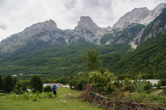 Rundherum türmen sich die Berge auf