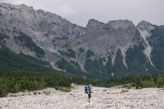 Über diese beeindruckende Wand führt der Pass nach Thethi. Eigentlich wollten wir bis oben gehen um die Aussicht in beide Täler genießen zu können, aber ...