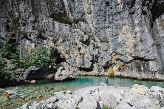 Der Fluss frisst sich durch das Gestein